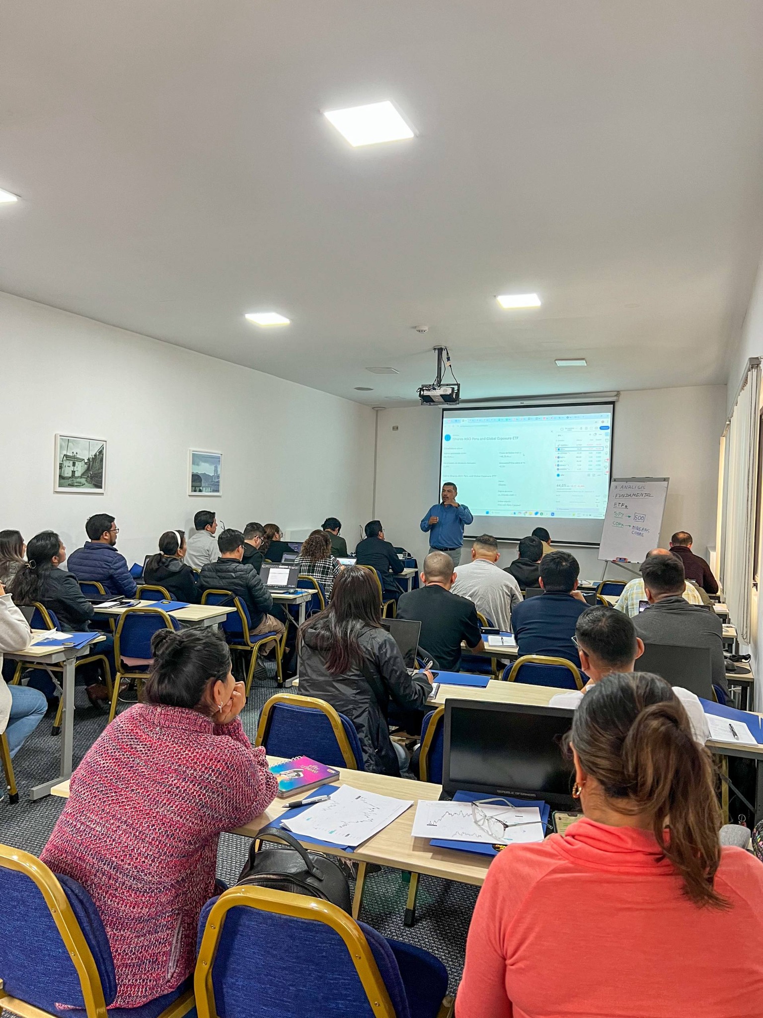 Clase presencial con alumnos